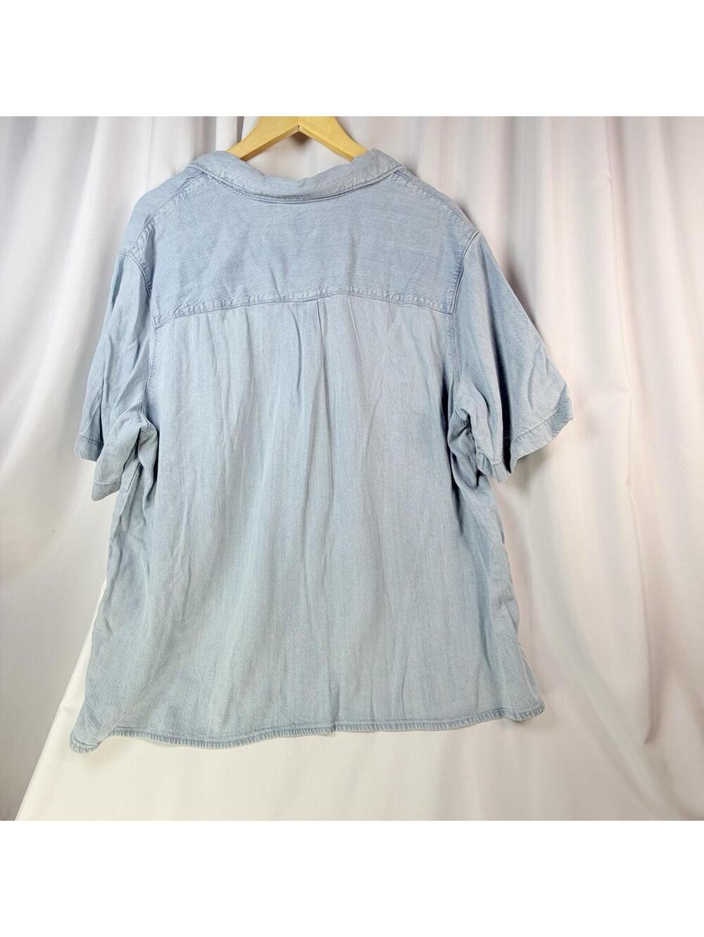 Levi's Women Short Sleeve Soft Demin Button Down 2X Standard Fit Light Wash NWT - Picture 4 of 9